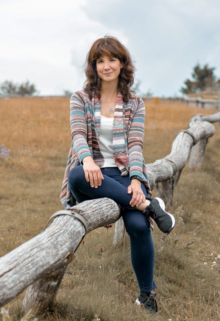Reittherapie mit Kindern – achtsamer Kontakt Zwei Kinder streicheln Pferdeköpfe in der Reittherapie, ein lachendes Mädchen vorn im Bild